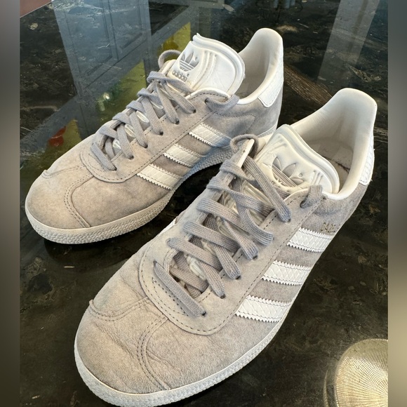 ADIDAS GAZELLES. light grey, SIZE 5. - Picture 4 of 5